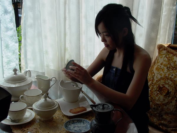 차(Cha)에서 티(Tea)로: 홍차가 유럽 궁정과 사교 문화를 정복한 이야기